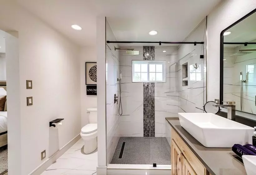 Peace & Tranquility  Home, 2 Mi To Downtown Tulsa