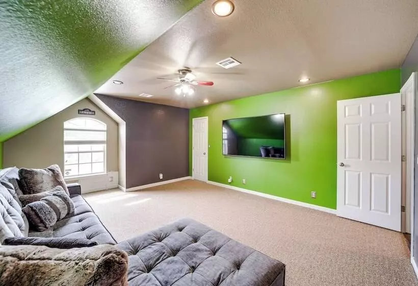 Peace & Tranquility  Home, 2 Mi To Downtown Tulsa