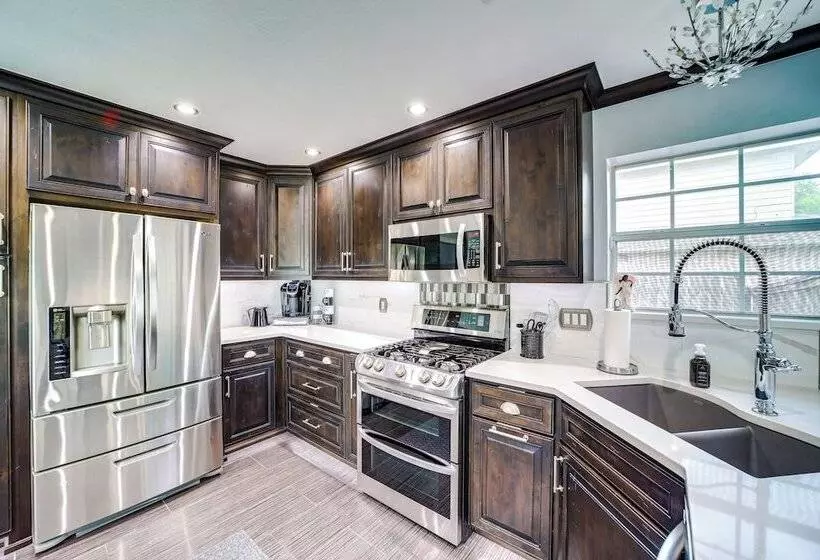 Peace & Tranquility  Home, 2 Mi To Downtown Tulsa