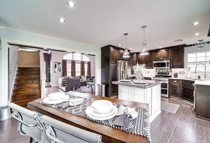 Peace & Tranquility  Home, 2 Mi To Downtown Tulsa