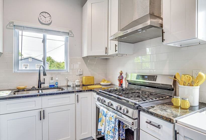 Quiet Home W/ Deck ~ 4 Mi To Downtown Indy