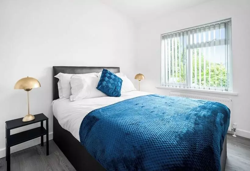 Residenssi 3 Bed House/free Parking/contractors/families