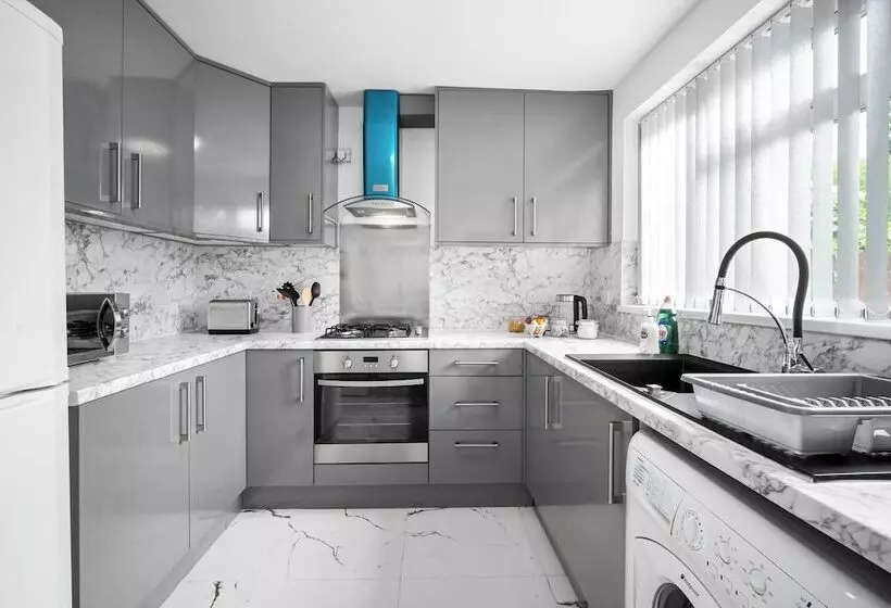 Residenssi 3 Bed House/free Parking/contractors/families