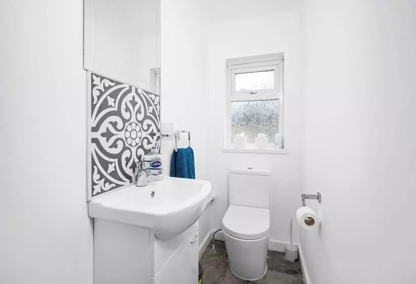 Residenssi 3 Bed House/free Parking/contractors/families