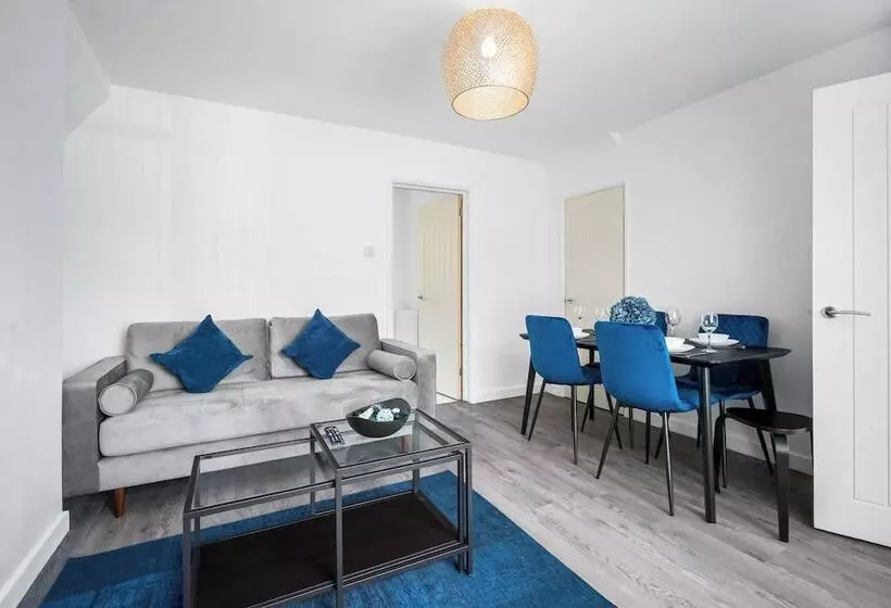 Residenssi 3 Bed House/free Parking/contractors/families