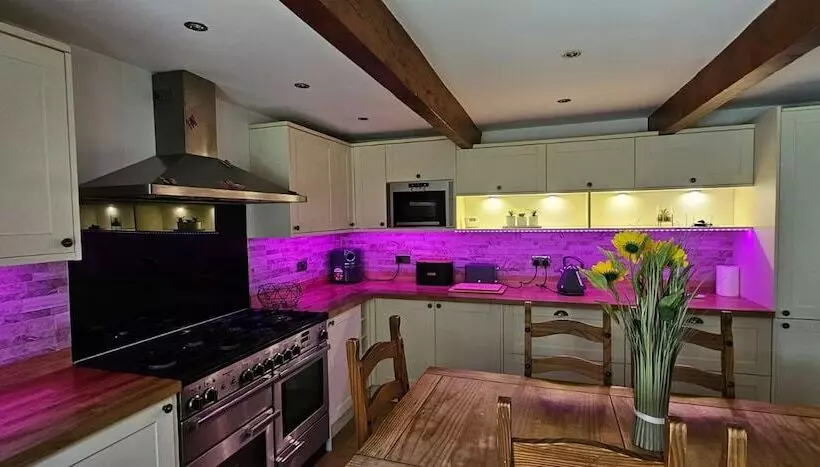 Residenssi Delightful Space View Farmhouse Astronauts Lodge