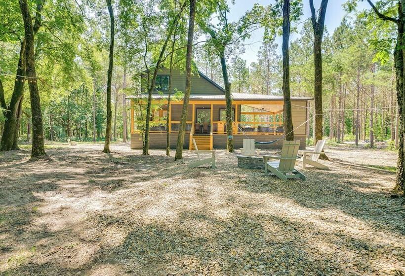 Riverfront Broken Bow Cabin W/ Private Hot Tub!