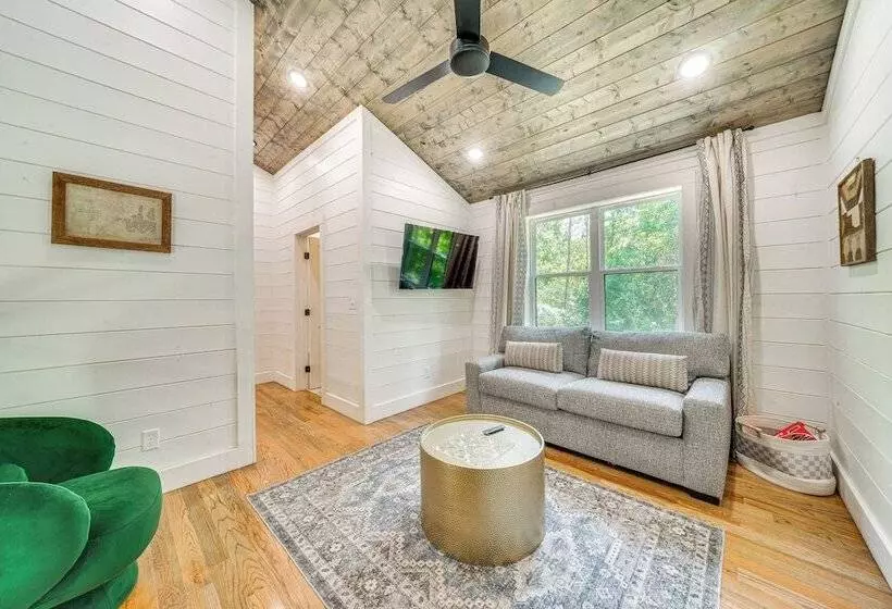 Riverfront Broken Bow Cabin W/ Private Hot Tub!