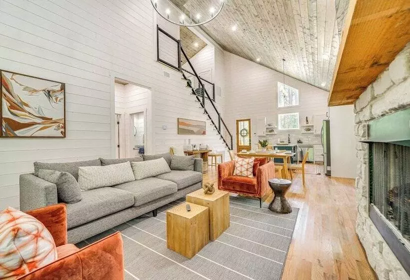 Riverfront Broken Bow Cabin W/ Private Hot Tub!