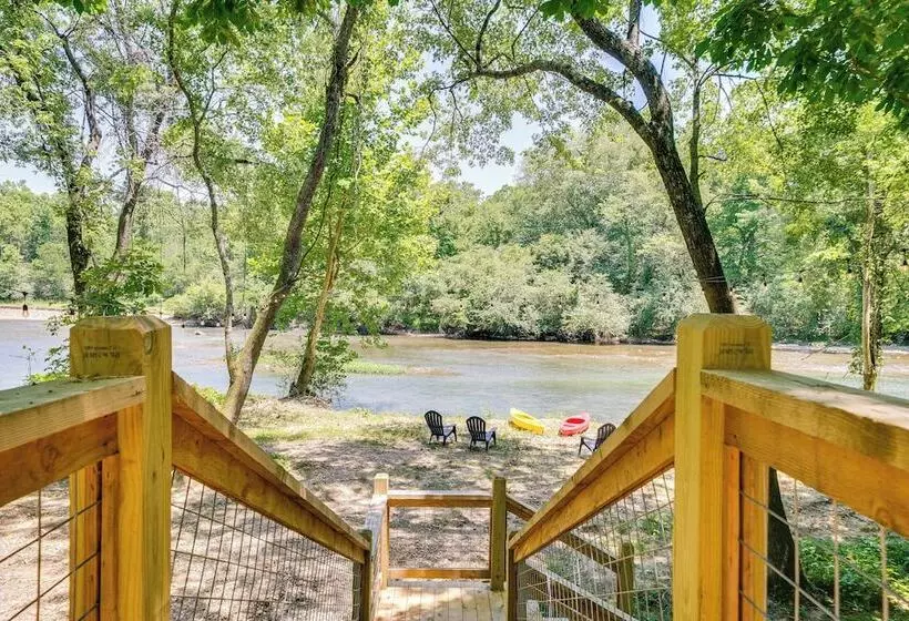 Riverfront Broken Bow Cabin W/ Private Hot Tub!