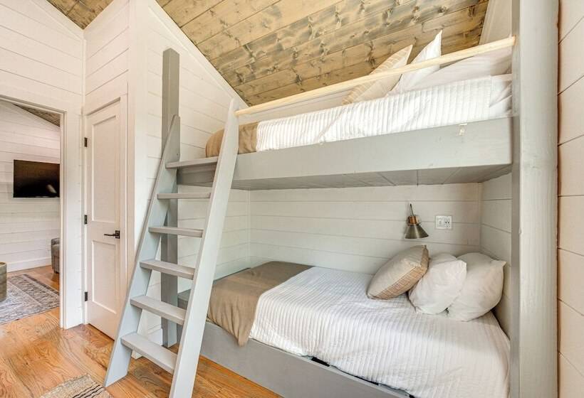 Riverfront Broken Bow Cabin W/ Private Hot Tub!