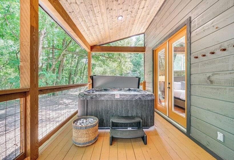 Riverfront Broken Bow Cabin W/ Private Hot Tub!