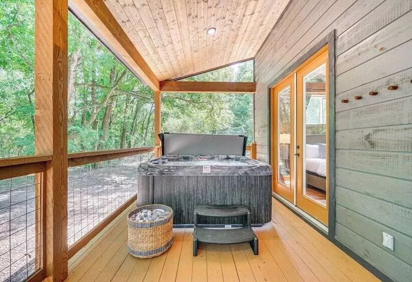 Riverfront Broken Bow Cabin W/ Private Hot Tub!