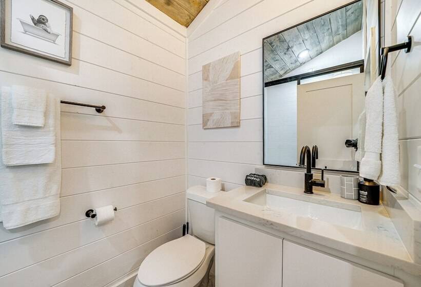 Riverfront Broken Bow Cabin W/ Private Hot Tub!