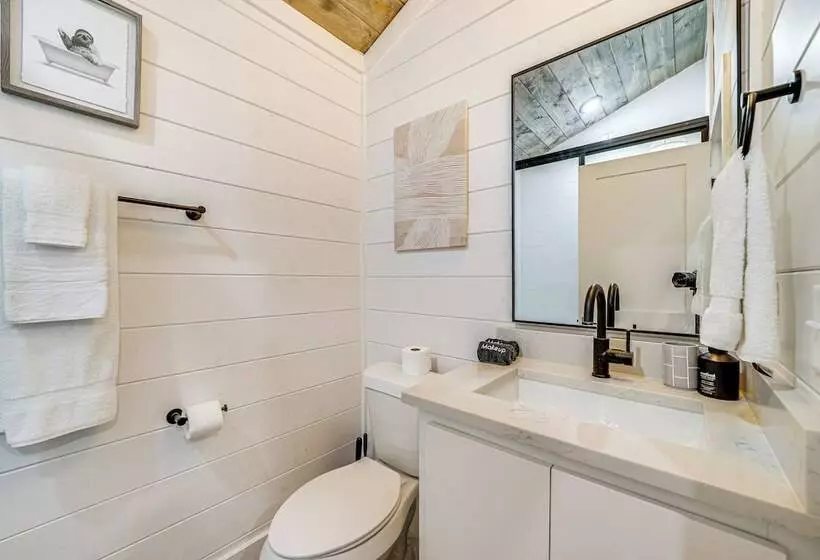 Riverfront Broken Bow Cabin W/ Private Hot Tub!