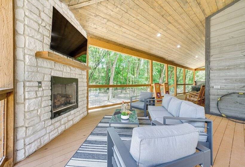 Riverfront Broken Bow Cabin W/ Private Hot Tub!