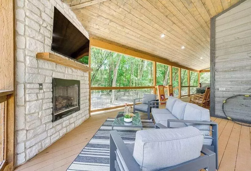 Riverfront Broken Bow Cabin W/ Private Hot Tub!