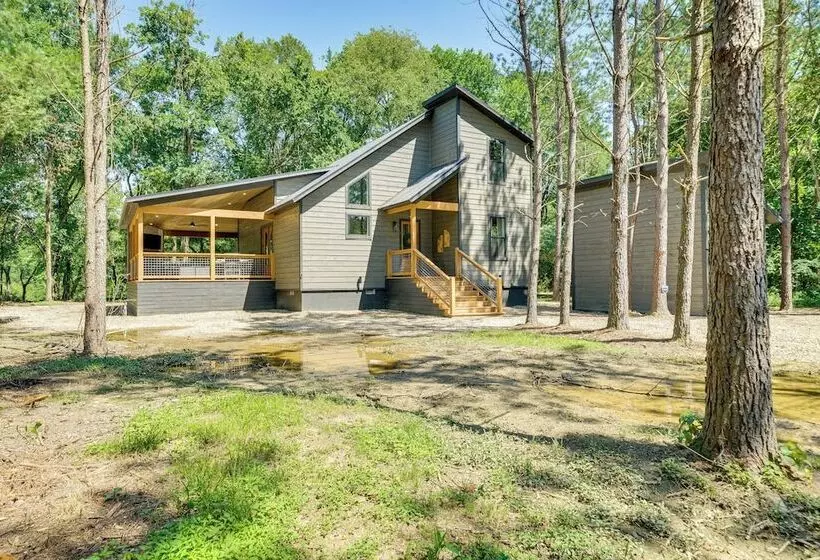 Riverfront Broken Bow Cabin W/ Private Hot Tub!