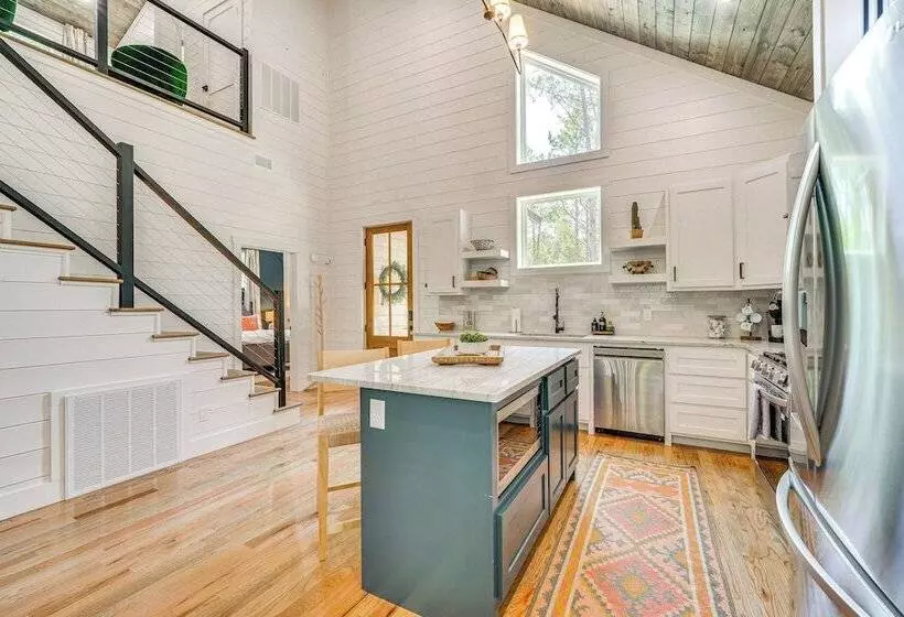 Riverfront Broken Bow Cabin W/ Private Hot Tub!