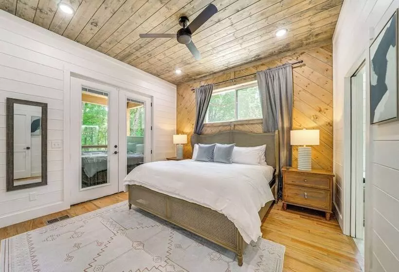 Riverfront Broken Bow Cabin W/ Private Hot Tub!