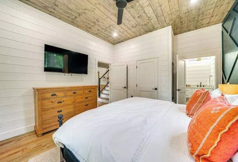 Riverfront Broken Bow Cabin W/ Private Hot Tub!