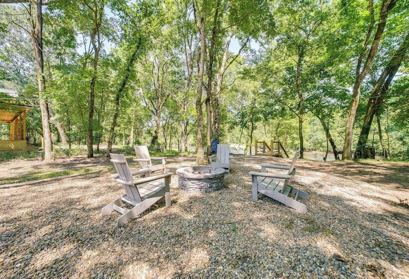 Riverfront Broken Bow Cabin W/ Private Hot Tub!