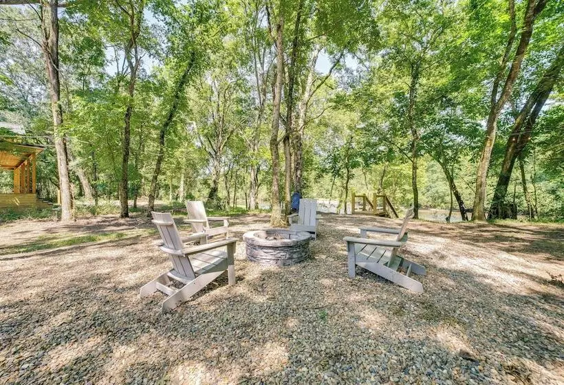 Riverfront Broken Bow Cabin W/ Private Hot Tub!