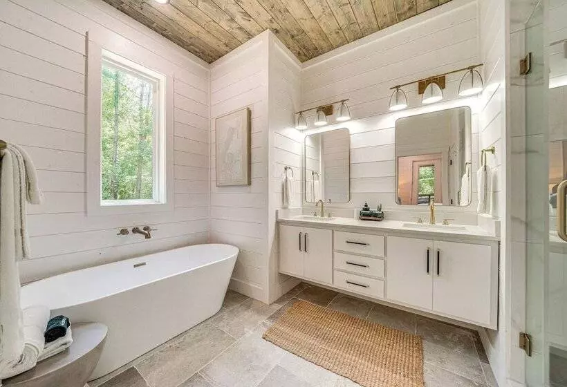 Riverfront Broken Bow Cabin W/ Private Hot Tub!