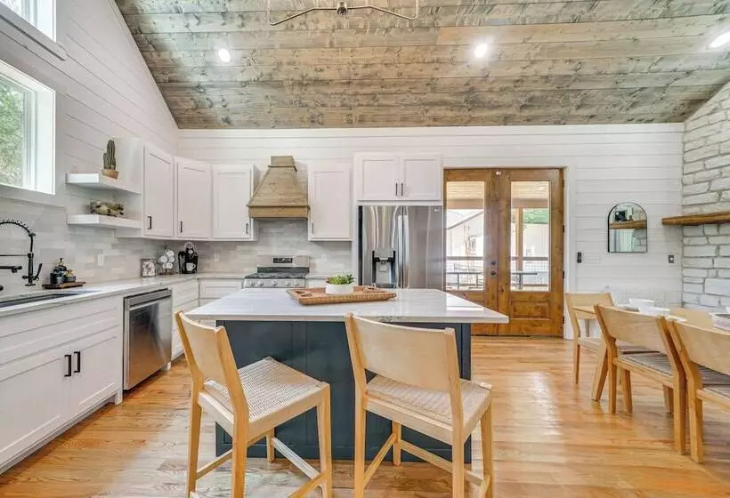 Riverfront Broken Bow Cabin W/ Private Hot Tub!