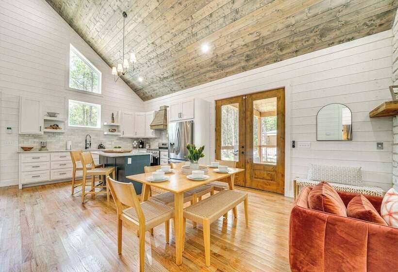 Riverfront Broken Bow Cabin W/ Private Hot Tub!