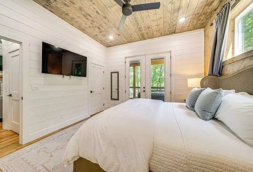 Riverfront Broken Bow Cabin W/ Private Hot Tub!