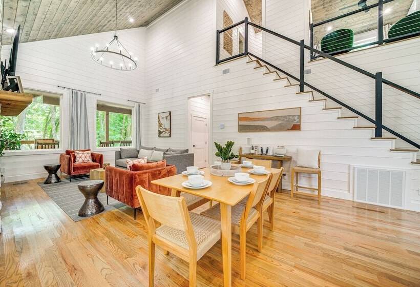 Riverfront Broken Bow Cabin W/ Private Hot Tub!