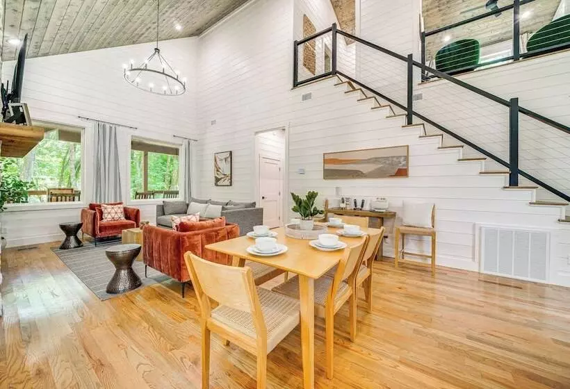 Riverfront Broken Bow Cabin W/ Private Hot Tub!