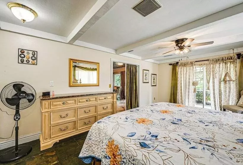 Sprawling Fort Myers Home: Pool & Screened Lanai!