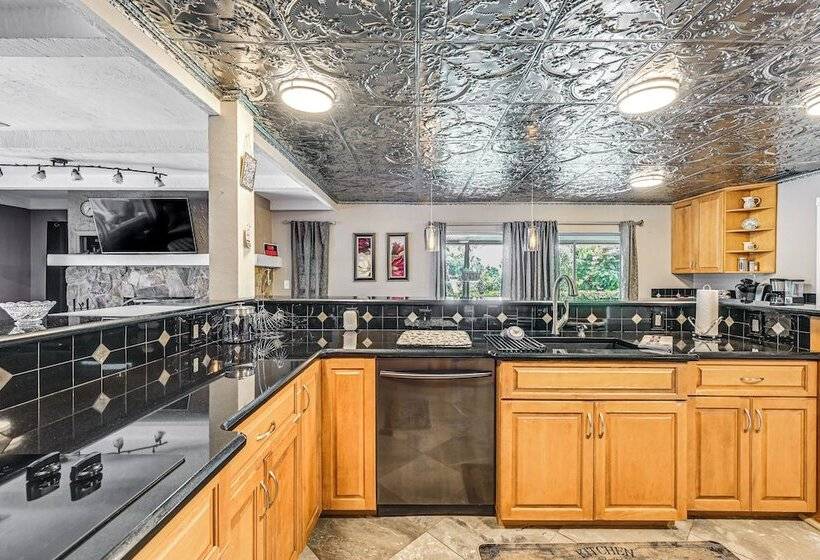 Sprawling Fort Myers Home: Pool & Screened Lanai!