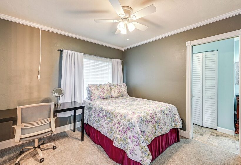 Sprawling Fort Myers Home: Pool & Screened Lanai!