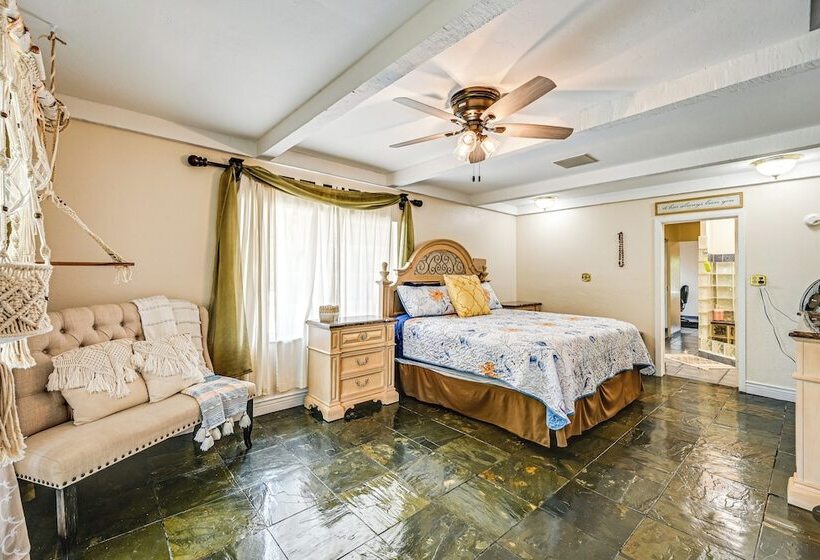 Sprawling Fort Myers Home: Pool & Screened Lanai!