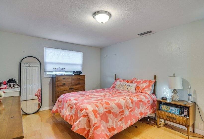 St Petersburg Home Walk To Jungle Prada Pier!