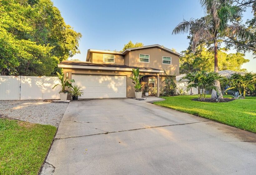 St Petersburg Home Walk To Jungle Prada Pier!