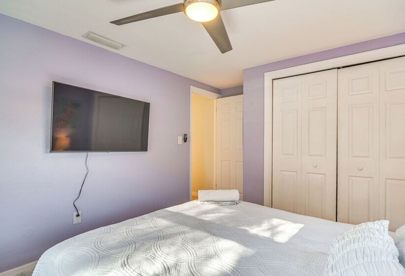 St Petersburg Home Walk To Jungle Prada Pier!