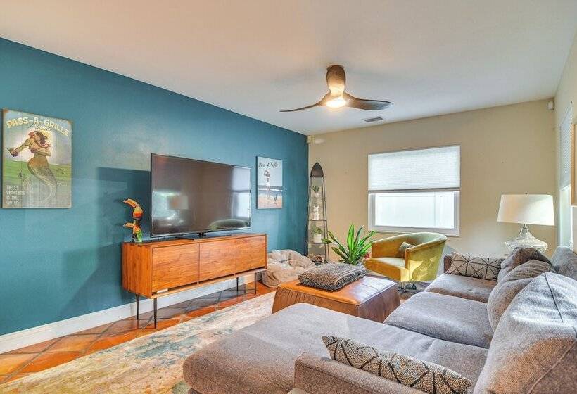 St Petersburg Home Walk To Jungle Prada Pier!