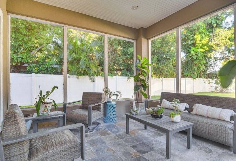 St Petersburg Home Walk To Jungle Prada Pier!