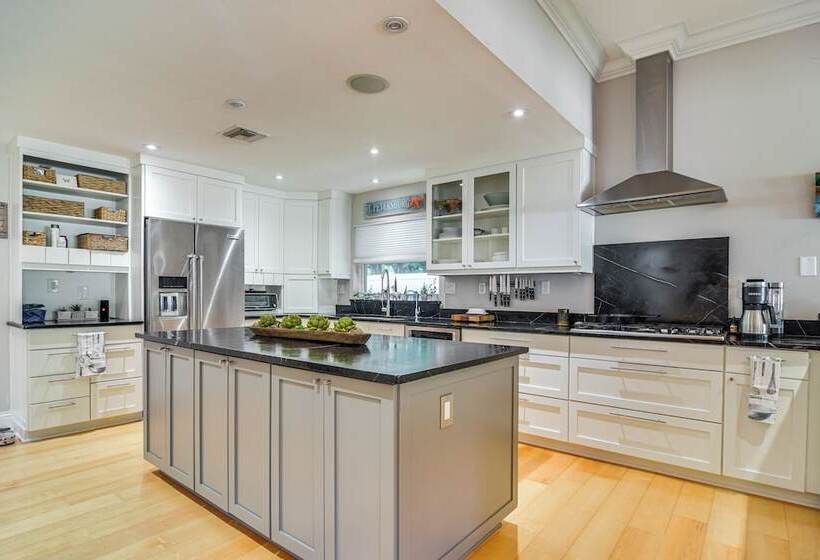 St Petersburg Home Walk To Jungle Prada Pier!