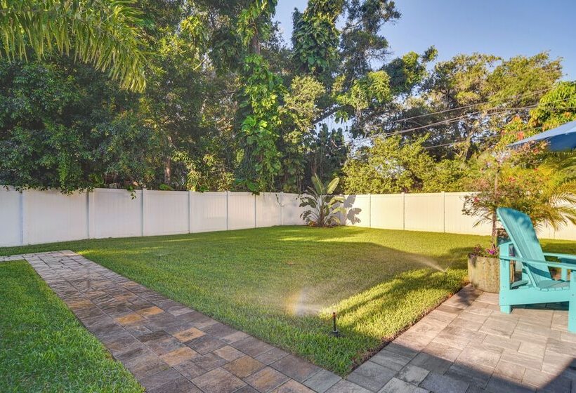 St Petersburg Home Walk To Jungle Prada Pier!