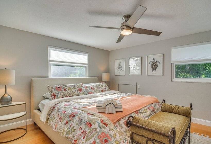 St Petersburg Home Walk To Jungle Prada Pier!