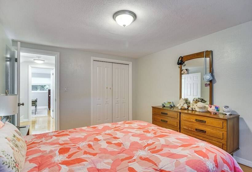 St Petersburg Home Walk To Jungle Prada Pier!