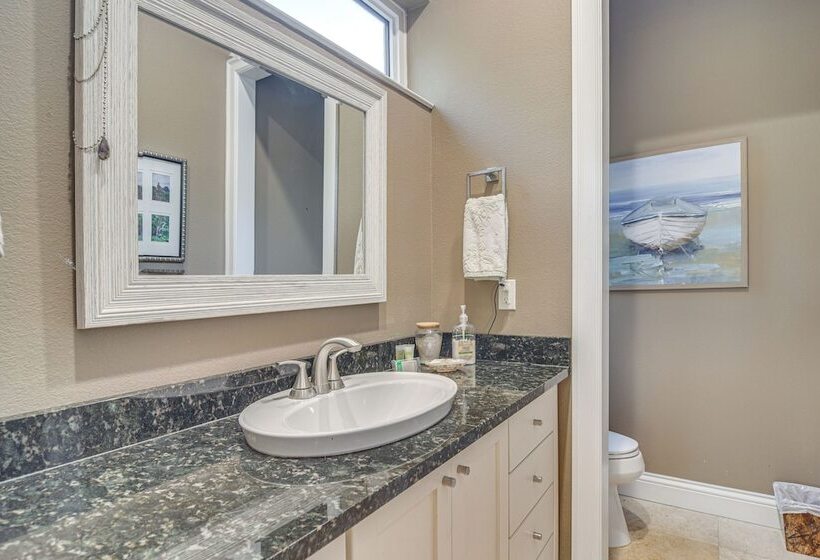 St Petersburg Home Walk To Jungle Prada Pier!