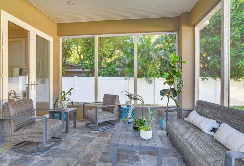 St Petersburg Home Walk To Jungle Prada Pier!