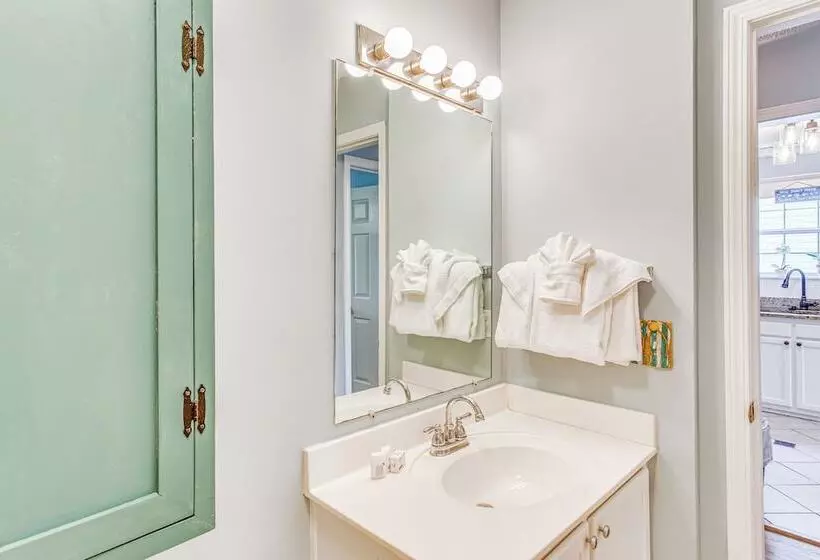 1/2 Mi To Ocean: Sunny Surfside Beach Escape!