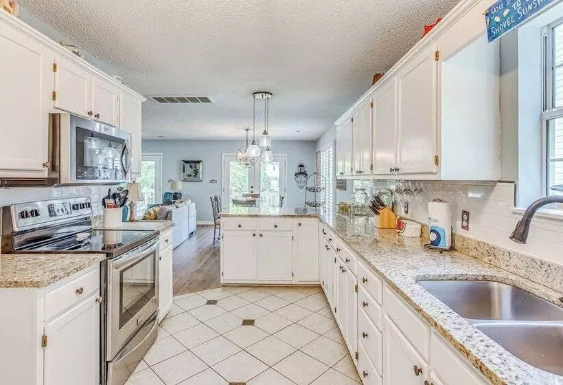 1/2 Mi To Ocean: Sunny Surfside Beach Escape!